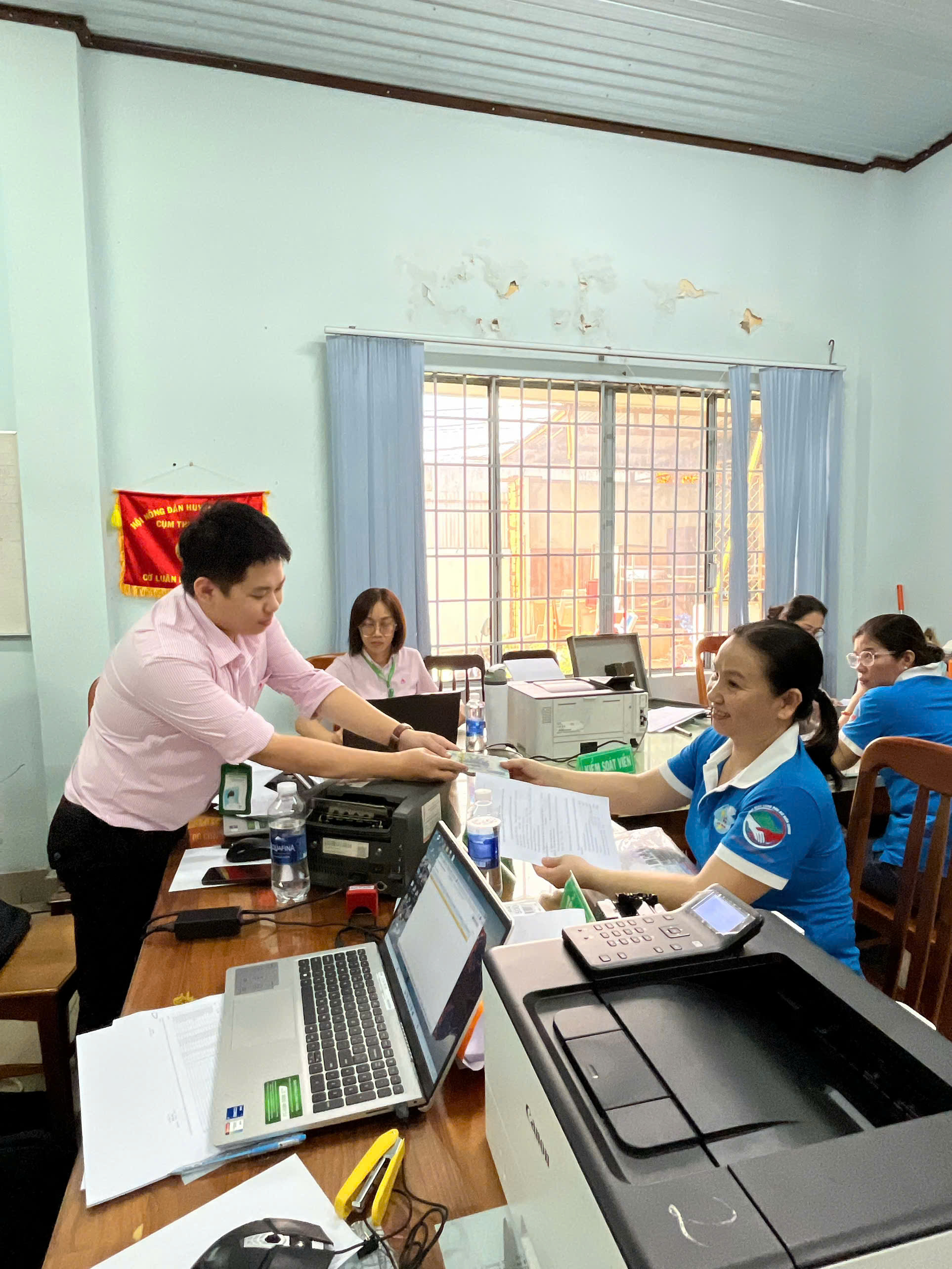 Rộn ràng phiên giao dịch tại NHCSXH huyện: "Cầu Nối" vốn ưu đãi đến với người dân